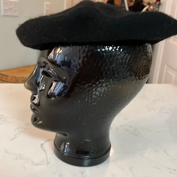 NWOT~Classic Black Beret - Picture 2 of 3